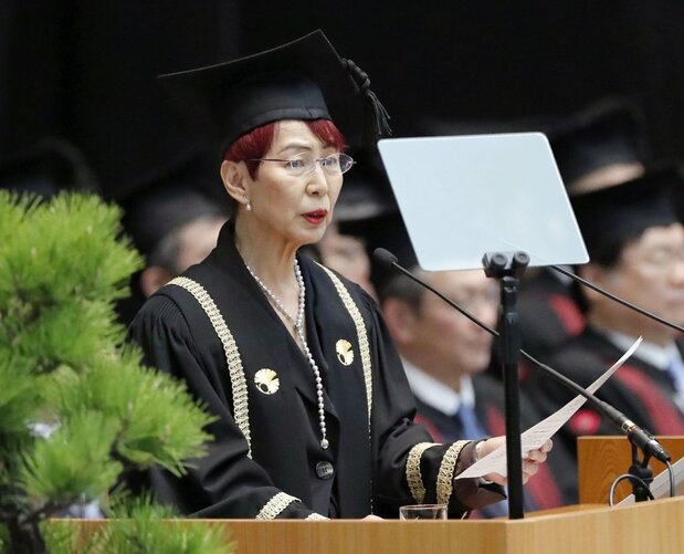 Ueno Chizuko lors de son discours à la cérémonie d’entrée de l’Université de Tokyo. Photo prise au Nippon Budôkan à Tokyo en avril 2019. (Kyodo).