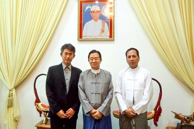Imoto Katsuyuki (left) meeting with Minister of the President’s Office Aung Min on August 26, 2012. (Courtesy Imoto Katsuyuki)