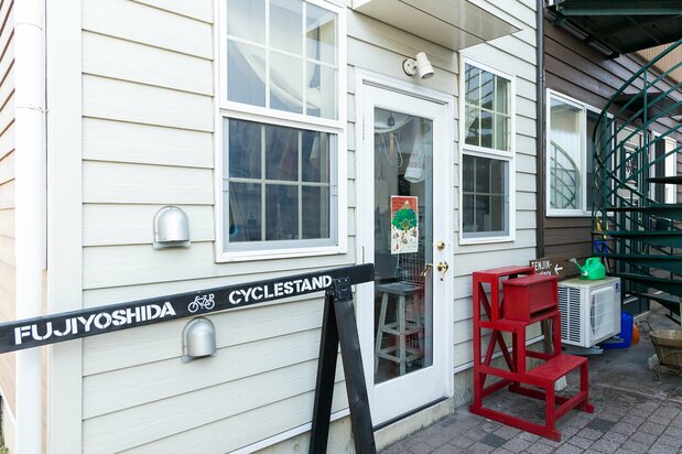 La fachada de gran estilo de la tienda directa de fábrica de TENJIN. Se recomienda visitar la zona en bicicleta ya que muchas tiendas cuentan con estacionamientos y cafeterías.