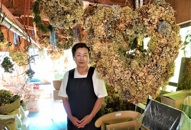 2021年、和江さんは自宅車庫の2階に「ドライフラワー工房 cazue」を開設。夏に剪定したアジサイの花をドライフラワーにしてリースを作り、作品を展示・販売している 撮影:天野久樹