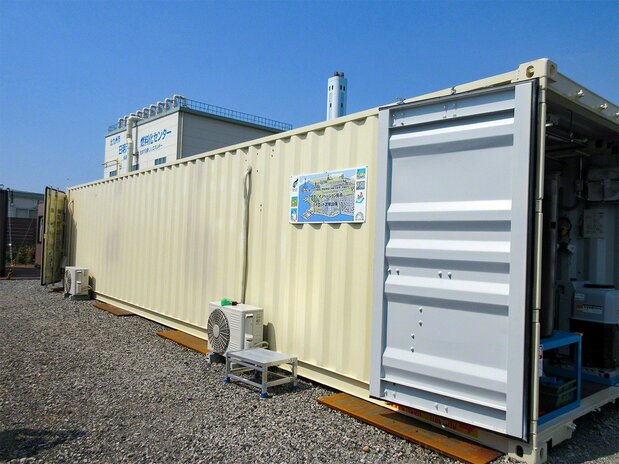 「ウォータープラザ北九州」に設置された海水淡水化のパイロットプラント。コンテナ内では、ナノ複合膜の耐久性などを評価する実験が行われている（画像提供：信州大学）