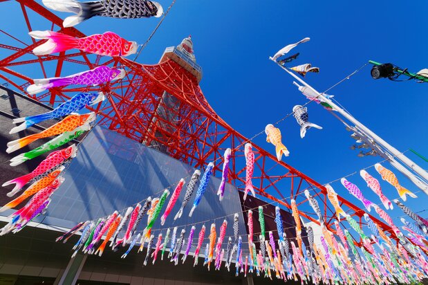 Carpes flottant sous la tour de Tokyo. (© Pixta)