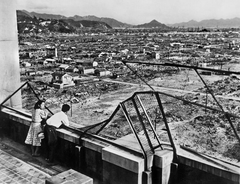 Un couple regardant la ville incinérée, en août 1946 (© Kyôdô News)