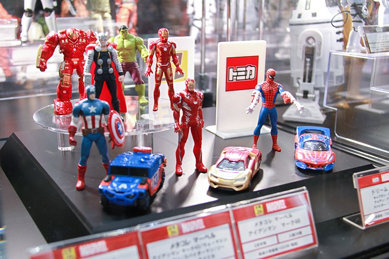 Figuras de metal de Spiderman, Iron Man y otros superhéroes de Marvel de la colección de Takara Tomy, y coches inspirados en estos personajes.