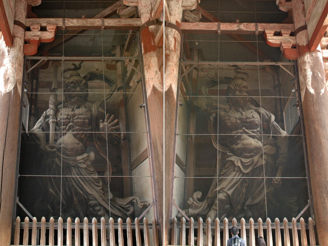 Les célèbres statues d’Agyô (G) et Ungyô (D) sont situées sur l’allée sandô. Avec la porte Nandai-mon, ils sont visibles à tout moment.