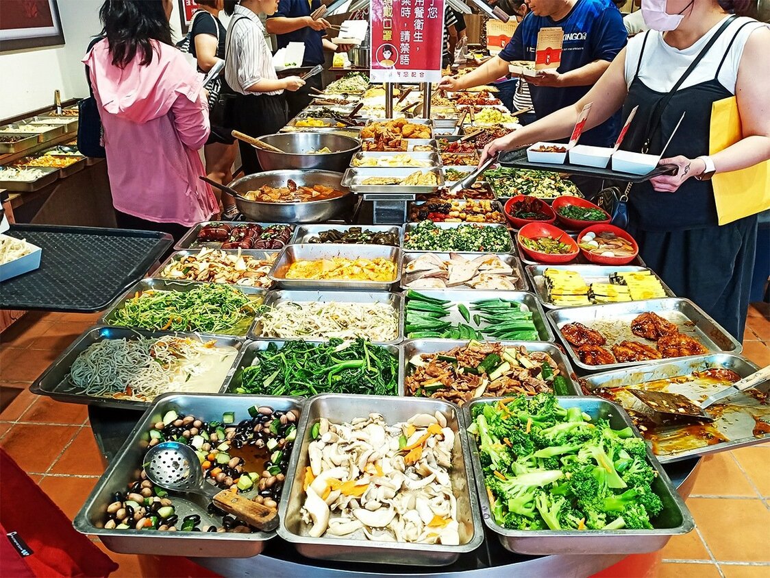 台湾式の「お弁当食堂」、自由に総菜を選ぶことができて、種類が豊富で満腹感もある。（筆者撮影）