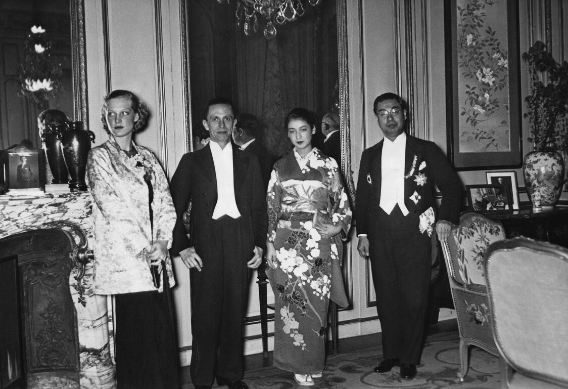 Hara (second from right) at the Japanese Embassy in Berlin in January 1937 with German actress Ruth Eweler, her costar in The New Earth; Minister of Propaganda Joseph Goebbels; and Japanese Ambassador to Germany Mushanokōji Kintomo. (© Ullstein bild/Aflo)