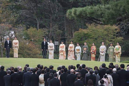 秋の園遊会に臨まれる天皇、皇后両陛下、秋篠宮ご夫妻と皇族方＝２９日午後、東京・元赤坂の赤坂御苑