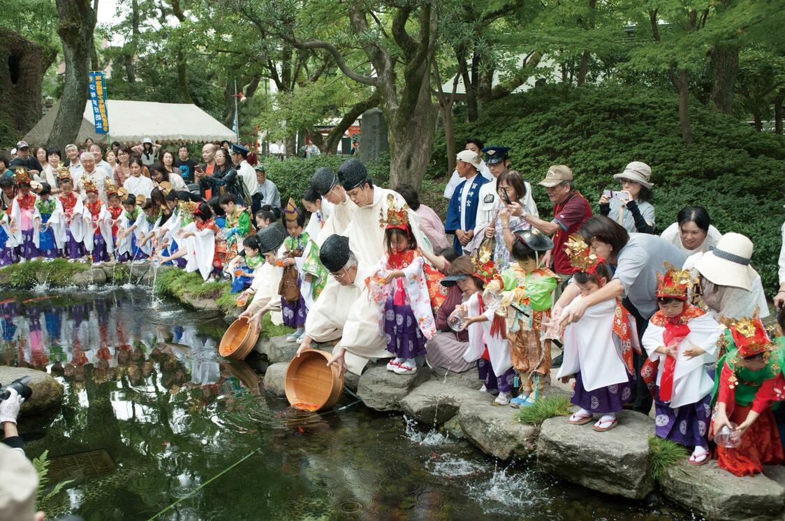 Goldfish are ceremonially released as part of the festival. (© Hakozaki Shrine)