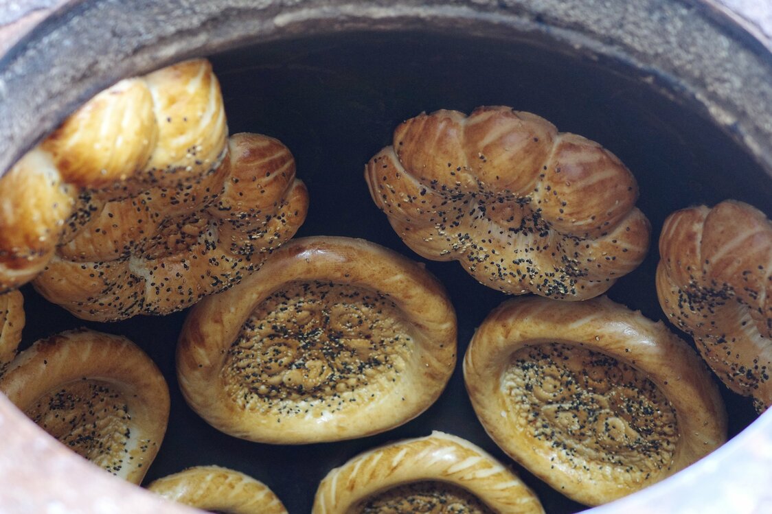 خبز نان يتم خبزه في الفرن. هناك رائحة شهية تفوح في المنطقة (© كومازاكي تاكاشي)