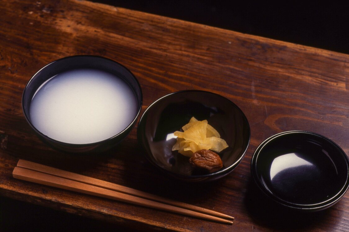 A breakfast of unflavored rice porridge, takuan, and umeboshi. Monks bring their own utensils to the dining hall. (© Harada Hiroshi)
