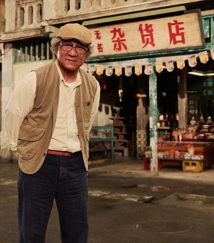 雑貨屋店主役のジャッキー・チェン © 2017 EMPEROR FILM PRODUCTION COMPANY LIMITED WANDA MEDIA CO., LTD. SHANGHAI PMF PICTURES CO., LTD KADOKAWA CORPORATION ALL RIGHTS RESERVED