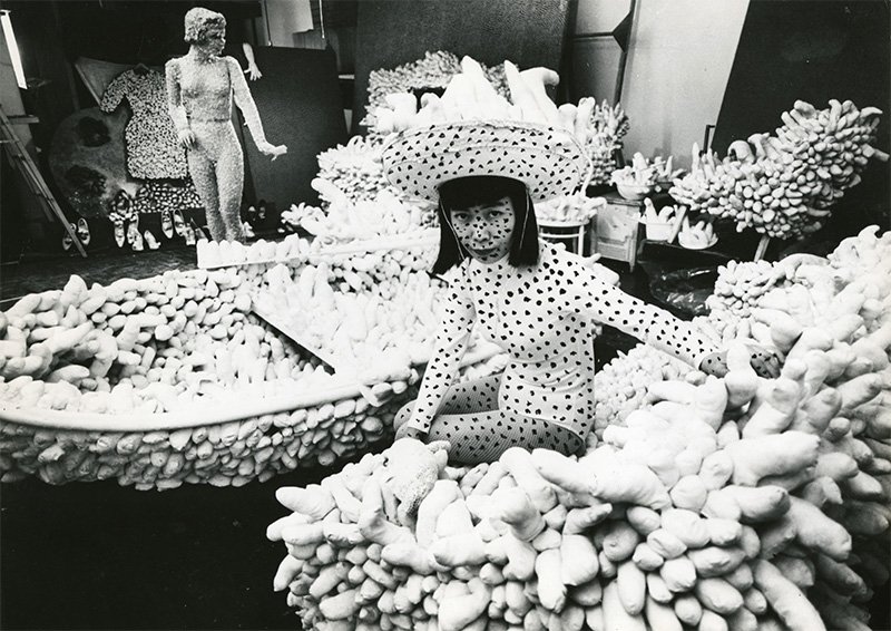 ソフト・スカルプチャーと草間（1963）©YAYOI KUSAMA