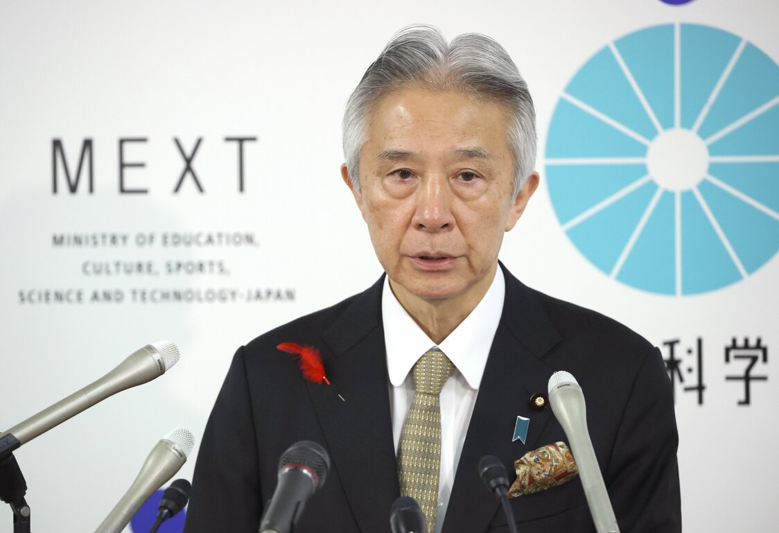 El ministro de Educación, Cultura, Deportes, Ciencia y Tecnología Moriyama Masahito ofrece una rueda de prensa en Tokio respecto a la orden judicial para divolver la Iglesia de la Unificación. Fotografía del 13 de octubre de 2023. (© Jiji)