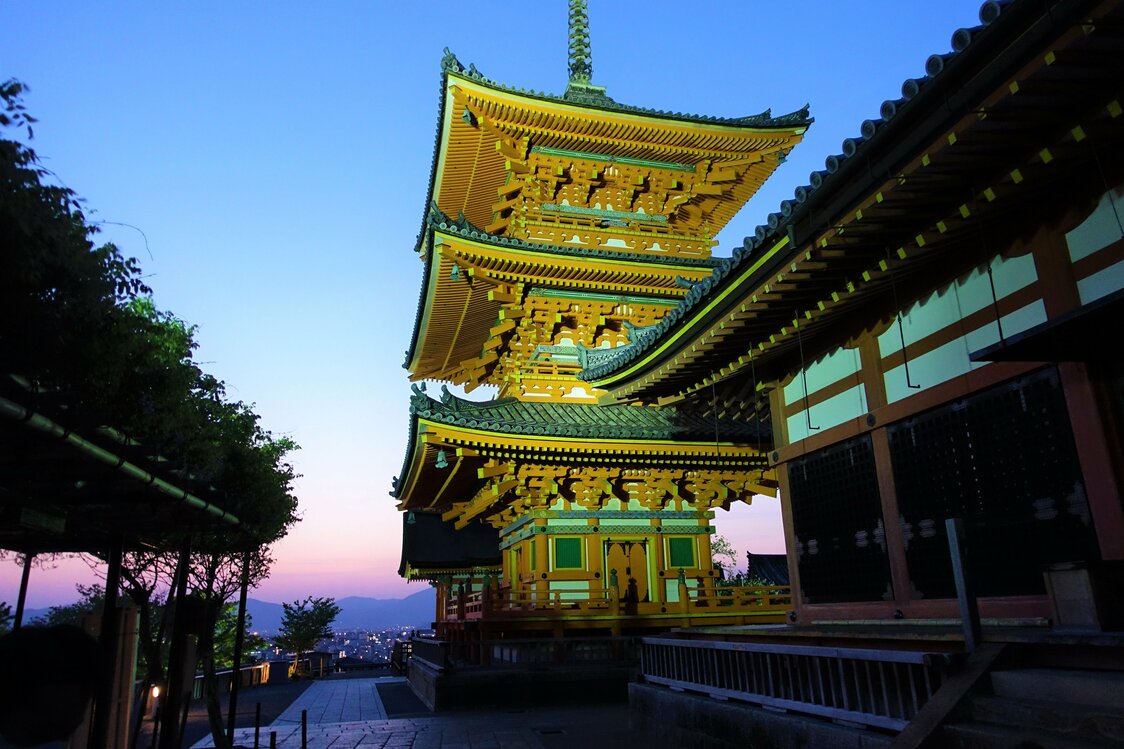 三重塔从京都市区清晰可见，自古以来就是清水寺的象征。始建于847年，现存建筑为1632年重建，内部供奉着大日如来像，四面墙壁上绘有真言八祖像，天花板和柱子上彩绘着密宗佛画和飞天、龙等图案，是国家重要文化遗产（摄影：天野久树）