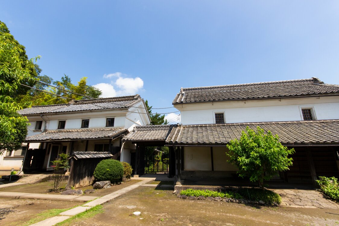 民家とそん色ない大きさの土蔵。左は米蔵で、右は藍玉の製造と貯蔵に使われた