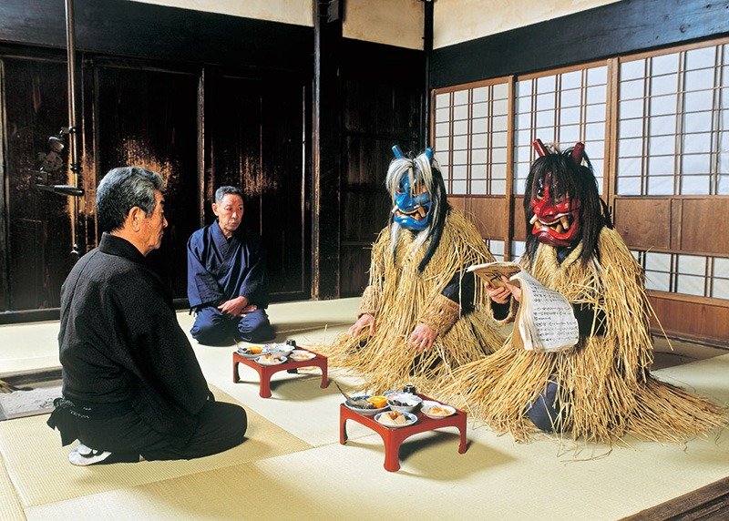 Un rituel Namahage tenu dans une maison traditionnelle, au musée folklorique Oga Shinzan (Photo avec l’aimable autorisation de la ville d’Oga)