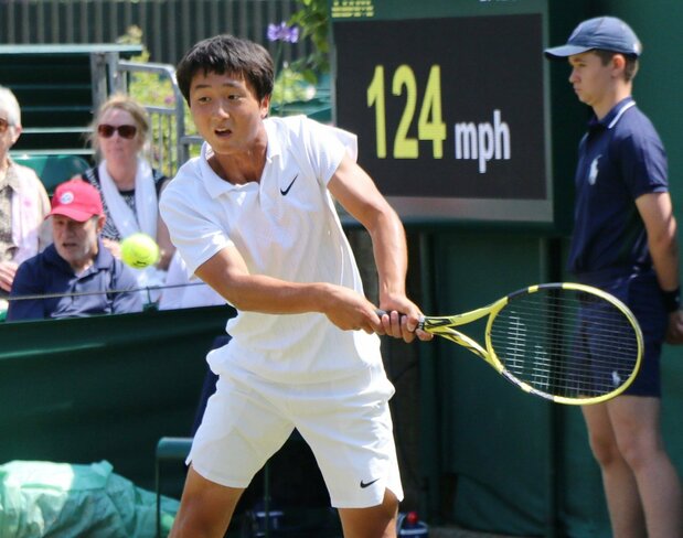 Mochizuki Shintarō in action in the Wimbledon boys’ singles semifinal on July 12, 2019. (© Jiji)