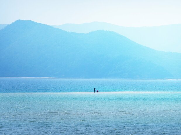 Une visite de la plage cachée peut donner l’étrange impression de marcher sur l’eau.