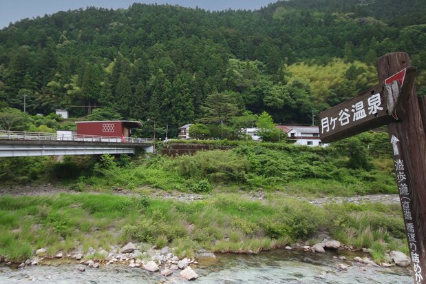 オフィスは町営の貸事務所(写真左)に入っている
