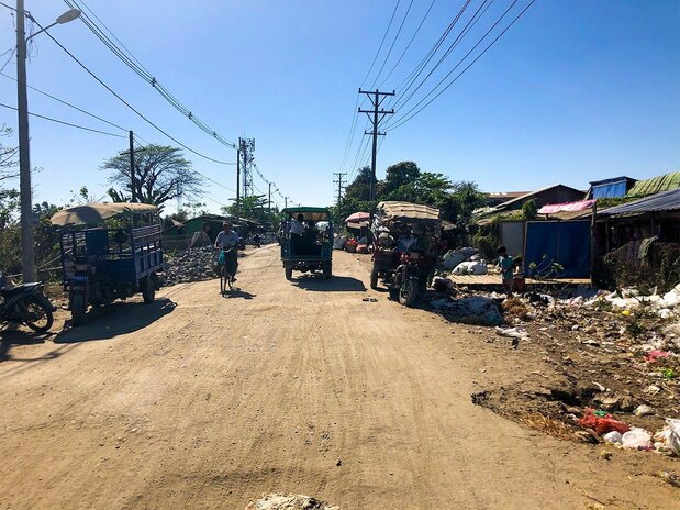 ブライアンさんの家族が暮らしていた場所はラカイン族が住みつき、半ばスラム化していた(野嶋写す)
