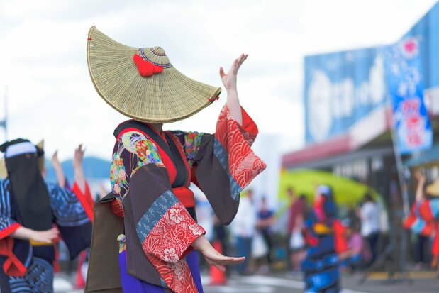 La danse Nishimonai no Bon Odori, de la préfecture d'Akita (Pixta)