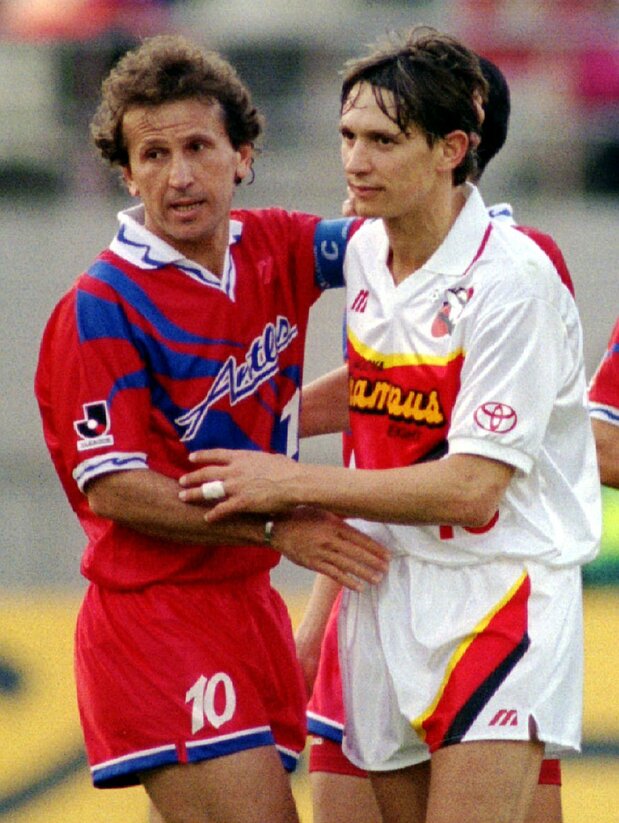 1993年Jリーグ開幕戦の名古屋戦で86年W杯メキシコ大会得点王のゲリー・リネカー(右)と健闘をたたえあうジーコ(1993年5月16日) Reuters