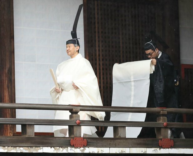 Emperor Naruhito dressed all in white at the morning ritual at the Kashiko-dokoro shrine at the Imperial Palace. (© Jiji; pool photo)