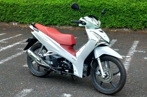 2010年にタイで発売された「WAVE110i AT」。スクーターと同様のオートマチックトランスミッションを採用している。1995年に同国で誕生した「WAVE」シリーズは、モダンなデザインでヒット商品になった(筆者撮影)