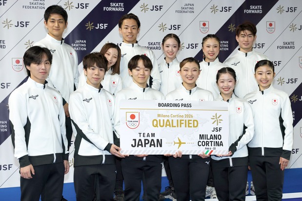 フィギュアのミラノ・コルティナ五輪代表選手。（前例左から）男子の三浦佳生、佐藤駿、鍵山優真、女子の坂本花織、中井亜美、千葉百音。（後列左から）ペアの木原龍一、三浦璃来、森口澄士、長岡柚奈、アイスダンスの吉田唄菜、森田真沙也組＝2025年12月21日、東京・国立代々木競技場（時事）
