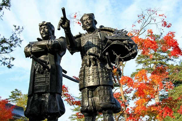 米沢城址・松が岬公園(山形県米沢市)に立つ上杉景勝(左)・直江兼続の主従像(天地人像) PIXTA