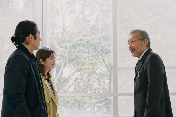 Takashi (Moriyama Mirai) se reúne con su padre Yōji (Fuji Tatsuya) tras una larga ausencia. Con él está su esposa Yūki (Maki Yōko). © 2023 Creatps