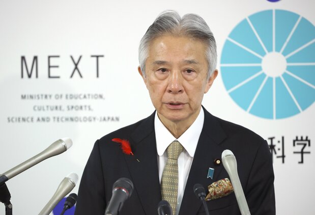 文部科学大臣盛山正仁就申请解散旧统一教的法院命令一事召开记者会,10月13日,东京霞关(时事社)