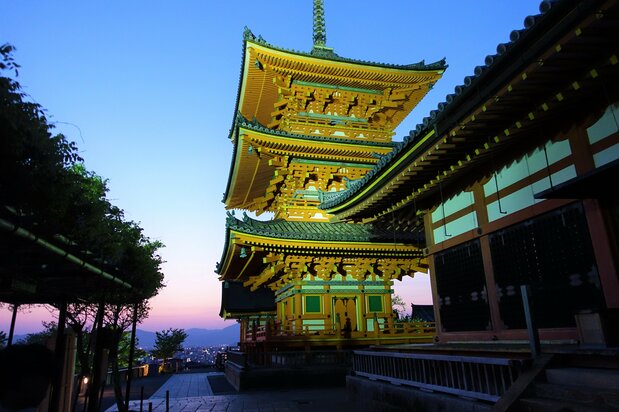 三重塔从京都市区清晰可见，自古以来就是清水寺的象征。始建于847年，现存建筑为1632年重建，内部供奉着大日如来像，四面墙壁上绘有真言八祖像，天花板和柱子上彩绘着密宗佛画和飞天、龙等图案，是国家重要文化遗产（摄影：天野久树）