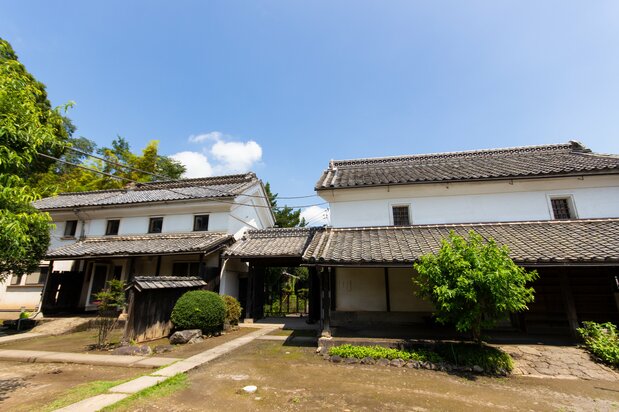 Earthen warehouses, each as large as a house. The right-hand warehouse stored rice and the one on the left was used for production and storage of indigo.