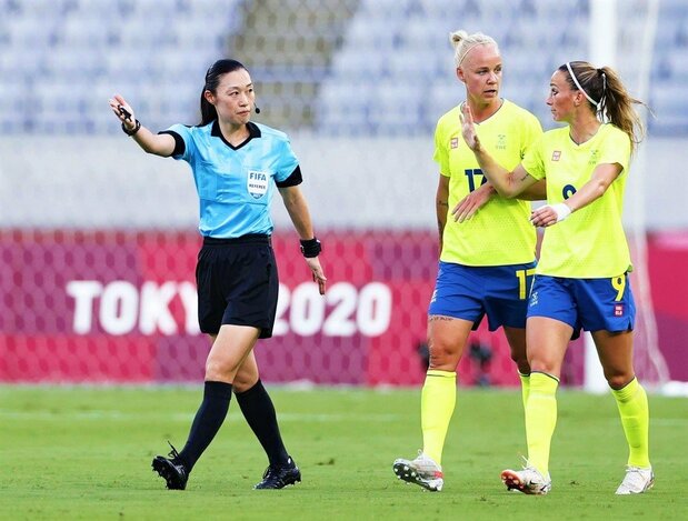 La árbitra Yamashita Yoshimi en el partido que disputaron Suecia y Estados Unidos el 21 de julio de 2021 en el Estadio Tokyo Ajinomoto, durante la fase de grupos de los Juegos Olímpicos de Tokio 2020. (Kyōdō Press)