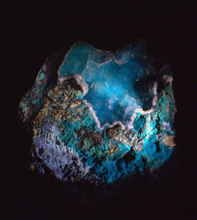 Chrysocolla is a mysterious mineral that can sometimes bear a strange resemblance to images of our blue, watery planet of earth seen from space. (© Ōnishi Naruaki)