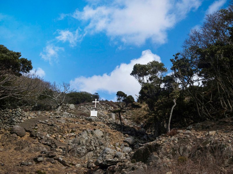 Una cruz blanca señala la ubicación de la antigua aldea de Funamori, asentada en un terreno muy inclinado.
