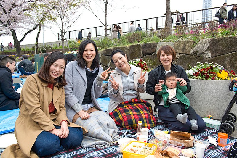 ¿Qué suelen comer los japoneses bajo los cerezos?