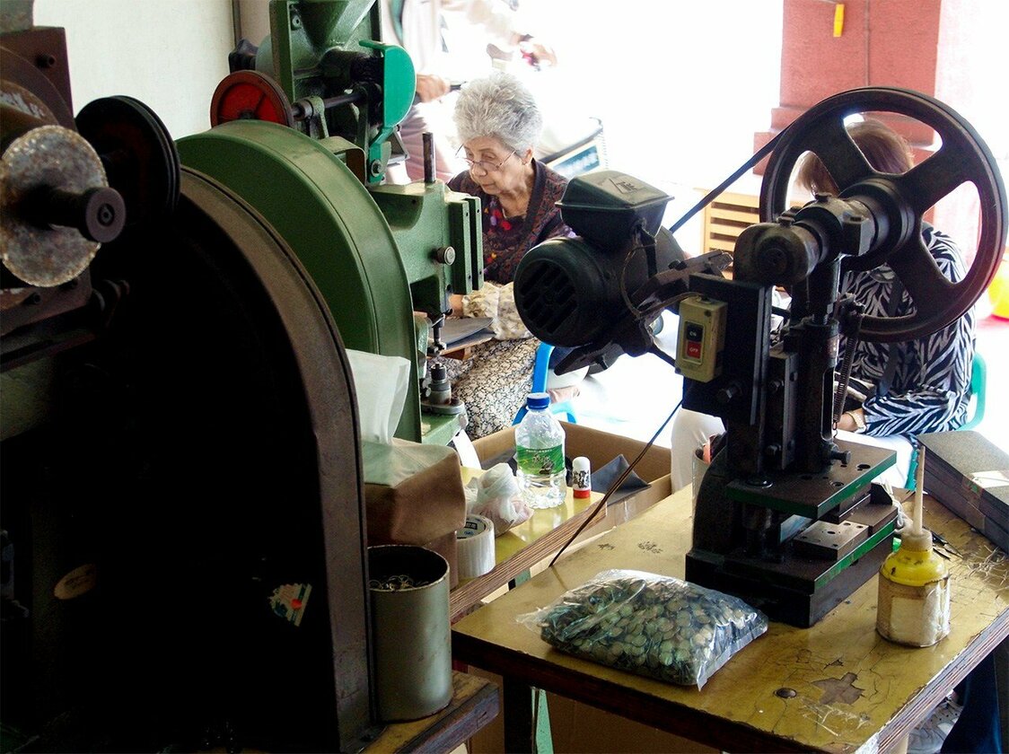 「合成帆布行」で作業中の90歳のおばあさん（筆者撮影）