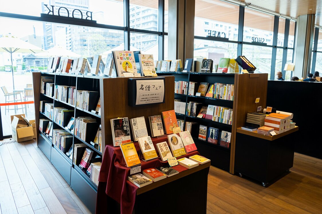 在图书中心，由僧侣推荐的书籍一字排开。在采访时，正在举办“名僧展”