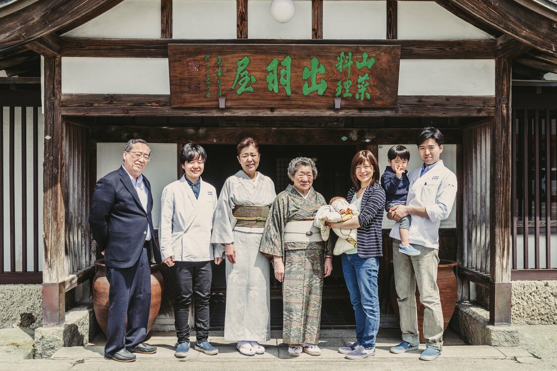 一家四世代が「出羽屋」の山菜料理を守っている