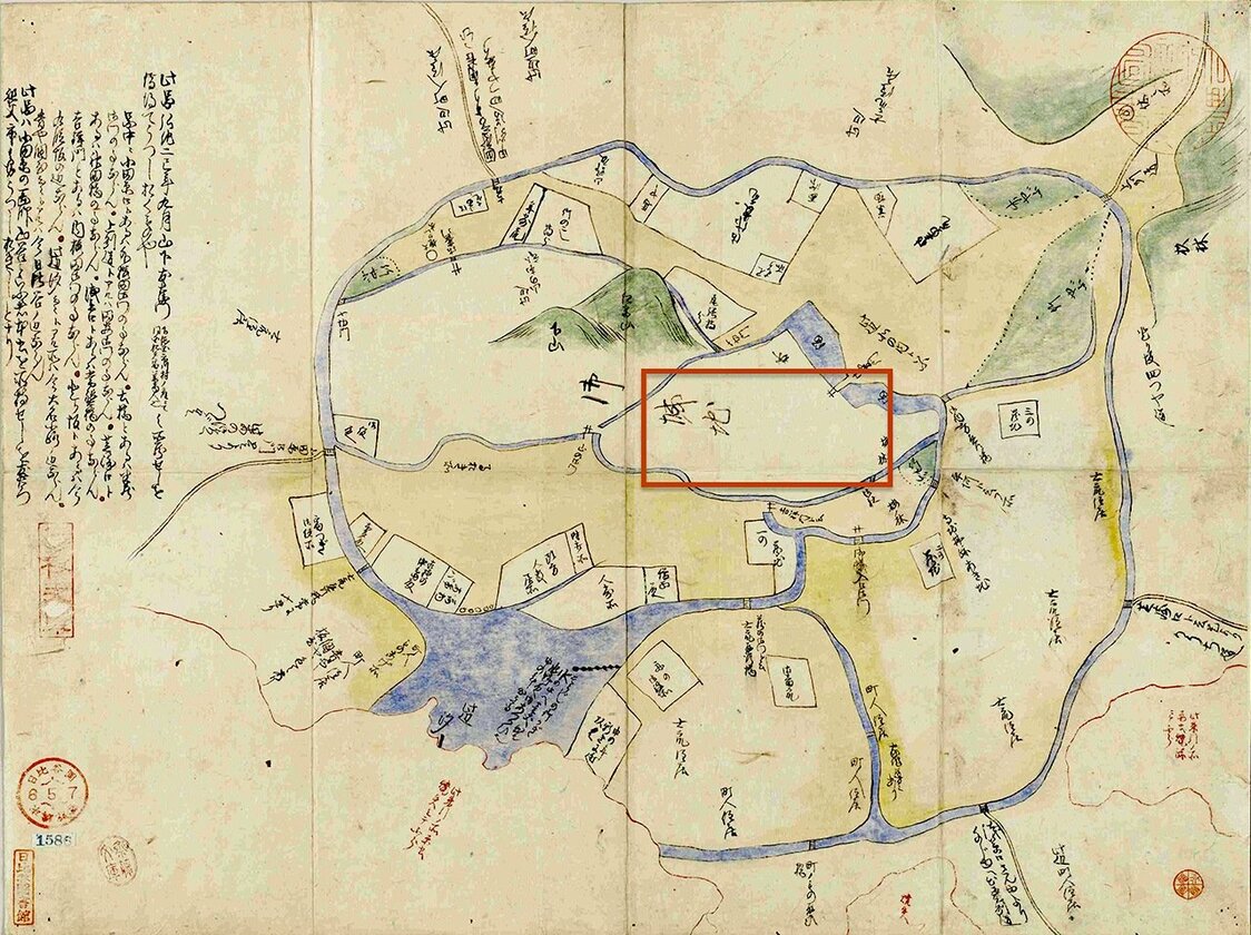 1602（慶長7）年作成の『慶長江戸図』は、②『永禄江戸圖』より時代が下った江戸。江戸城拡張（赤枠）が始まっていたが、日比谷入江はまだ海だ。のちに埋め立て工事が始まる。東京都立中央図書館特別文庫室所蔵