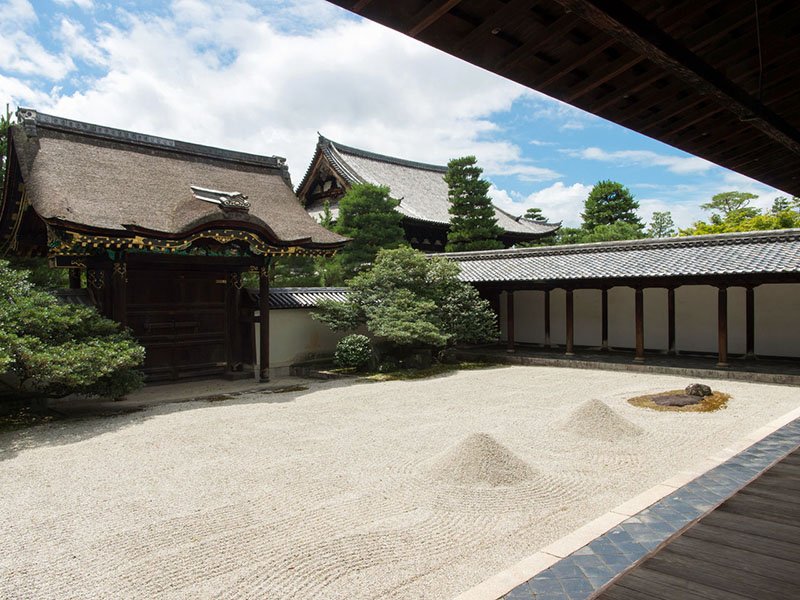 Le jardin Hôjô du Daitokuji est officiellement reconnu comme lieu spécial de beauté pittoresque et site historique. En arrière-plan à gauche, la porte Karamon, trésor national.