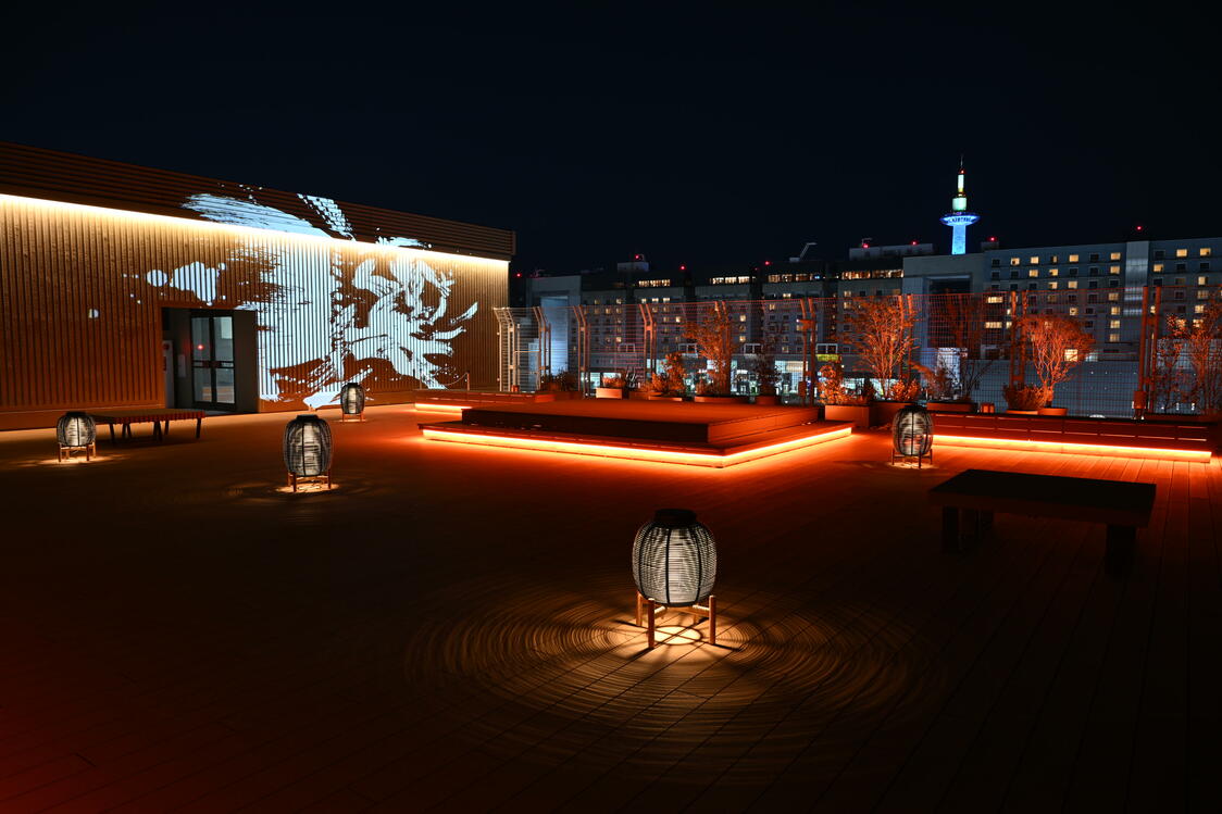 手握酒杯、享受夜景，在屋顶露台回味演出余韵 ©DRUM TAO THEATER KYOTO