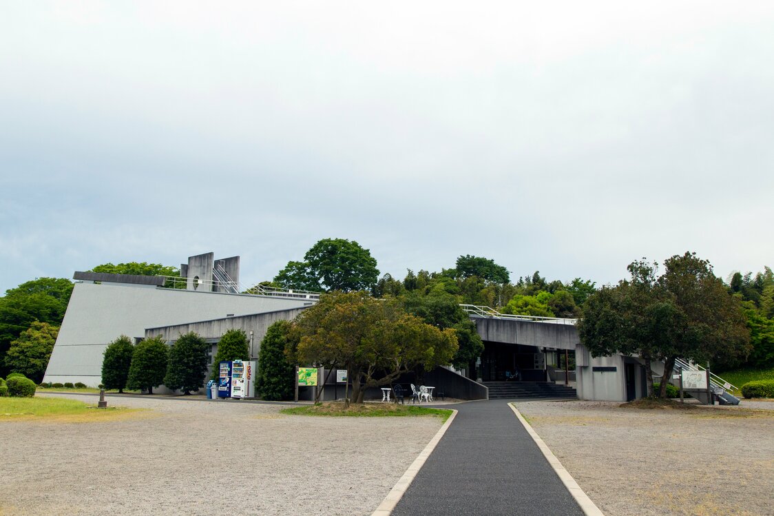 八云立风土记之丘的展示学习馆是一座“前方后圆坟”造型的建筑