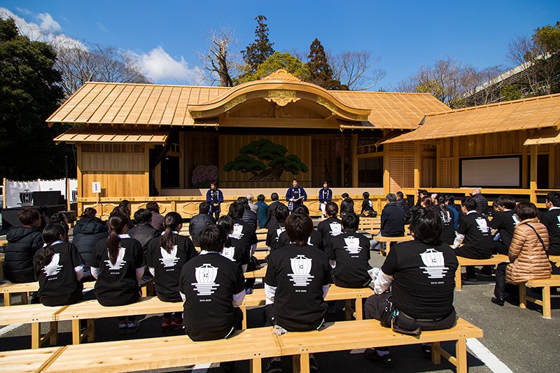 開場前のスタッフ・ミーティング。地元・皇學館大学の学生を中心に、ボランティアが多数参加した