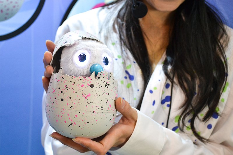 Umarete! Woomo Kirarame Garden (Hatchimals) de Takara Tomy. Este peluche sale a picotazos por sí mismo si cuidamos el huevo en el que se encuentra. Después de nacer, Woomo puede seguir desarrollándose y mostrando distintas reacciones a medida que los niños juegan con él.