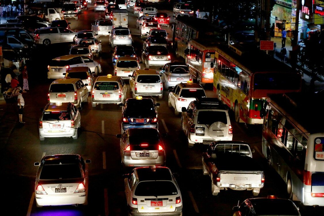 ヤンゴンの渋滞。日本車の割合がかなり高く見える（筆者提供）
