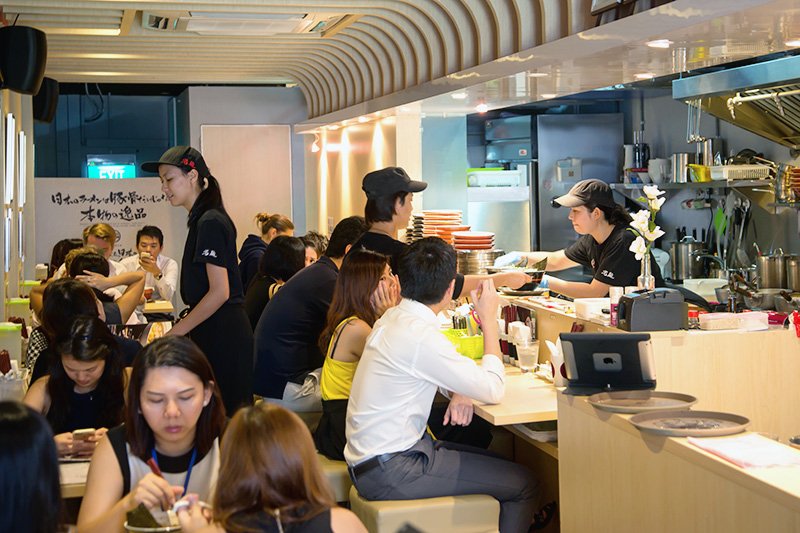 Interior del restaurante Takumen. Casi todos los clientes son lugareños.